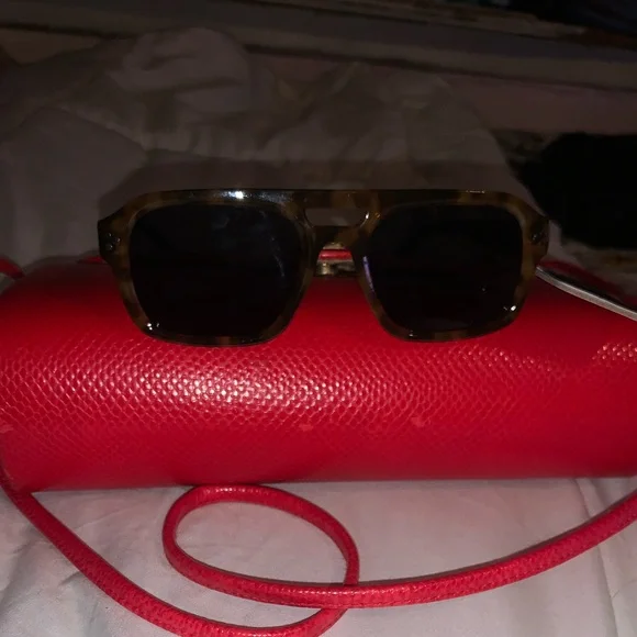 NWT Foster Grant Tortoiseshell Sunglasses with Dark Lenses 100% UVA protection - Picture 3 of 8